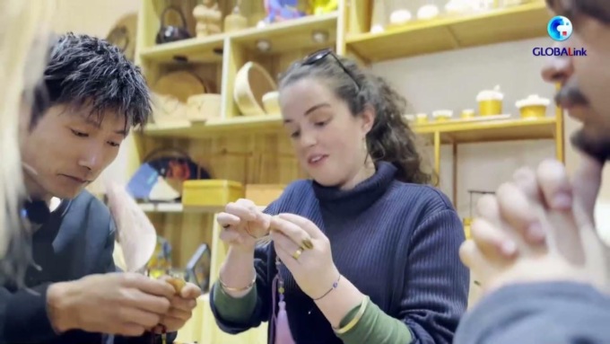 Cina: Tianshui, studenti stranieri sperimentano arte di intreccio bambù