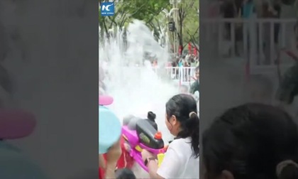 Cina: Yunnan, popolo Dai festeggia con l’acqua il nuovo anno