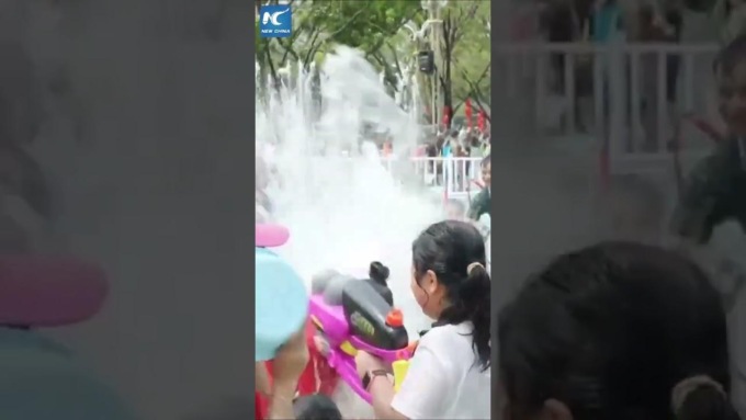 Cina: Yunnan, popolo Dai festeggia con l’acqua il nuovo anno