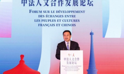 Presidente Xinhua Fu Hua partecipa a forum su scambi Cina-Francia