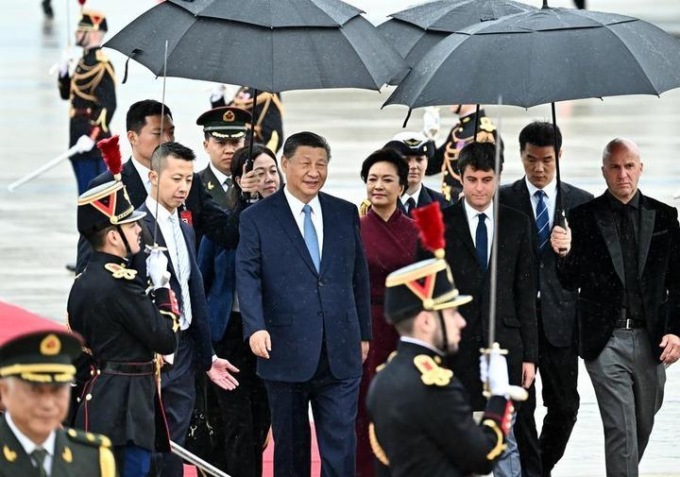 Francia: Xi arriva a Parigi per visita di Stato nel Paese (1)