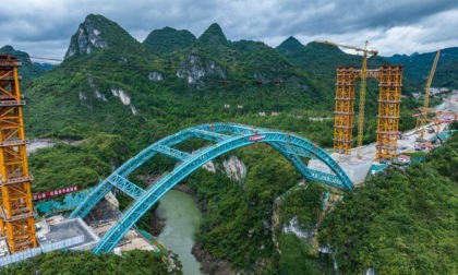 Cina: cantiere del ponte autostradale sul fiume Lami nel Guizhou 
