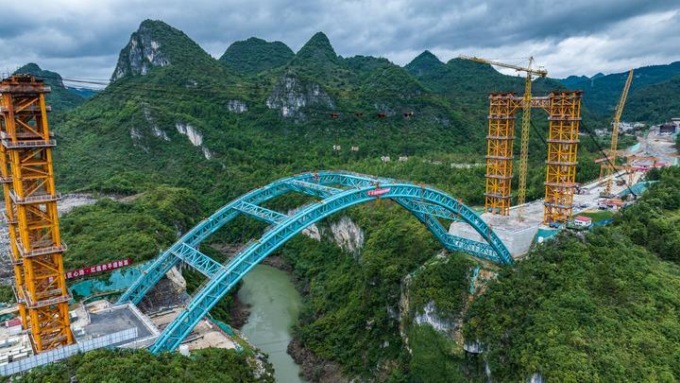 Cina: cantiere del ponte autostradale sul fiume Lami nel Guizhou 