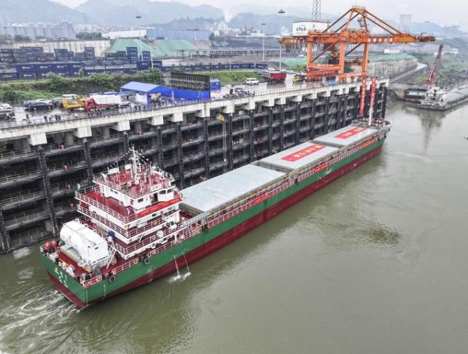 Cina: nave marittima da 10 mila tonnellate approda a Chongqing