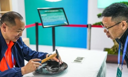 Cina: gara nazionale di incisione porcellana Dafeng a Guiyang (1)