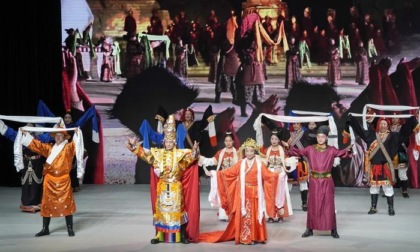 Cina: spettacolo di attori di Yushu in scena a Pechino