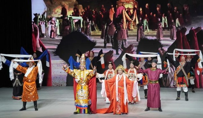 Cina: spettacolo di attori di Yushu in scena a Pechino