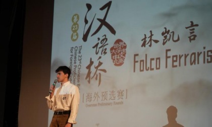 Studenti italiani sfoggiano conoscenza della lingua cinese in un concorso