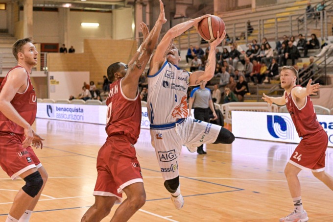 BASKET: BENACQUISTA LATINA K.O.