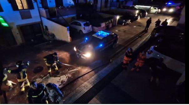 LATINA: AUTO A FUOCO, PALAZZINA EVACUATA