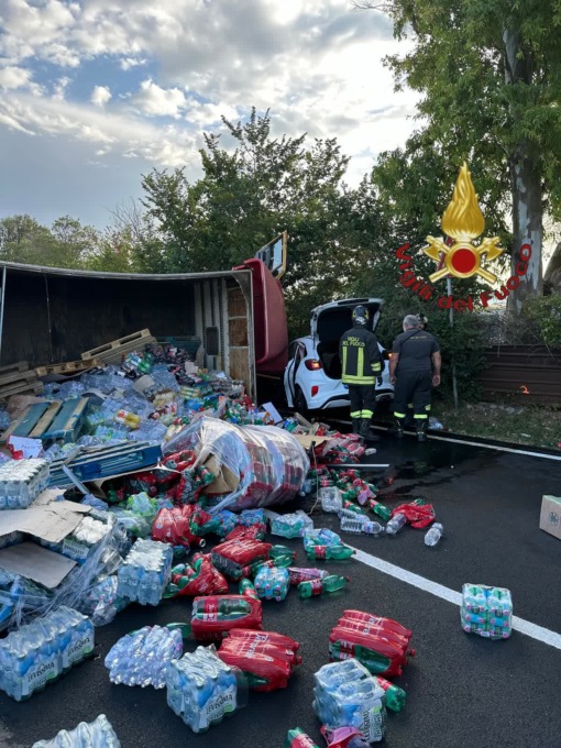 ARDEA: SCONTRO TRA UN CAMION E DUE AUTO, UN FERITO GRAVE