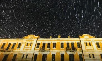 Notte stellata in una magnifica cittadina cinese