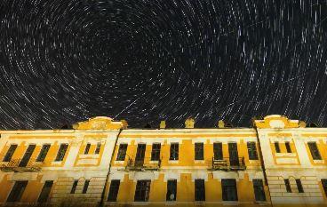 Notte stellata in una magnifica cittadina cinese