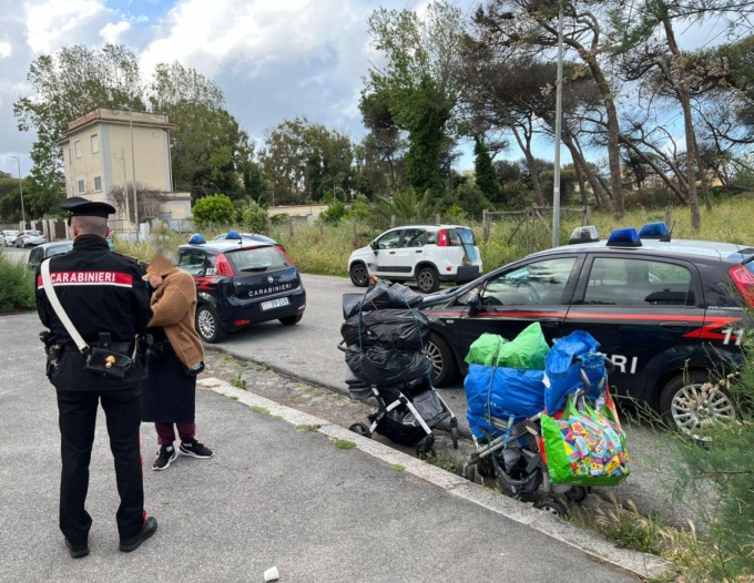 ROMA: CONTROLLI SUL LITORALE, SGOMBERATO IL MERCATINO ABUSIVO