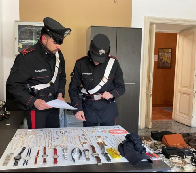 ROMA: TENTA DI CORROMPERE I CARABINIERI CON LA REFURTIVA, ARRESTATO