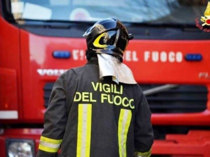 Notte di fuoco, boato sveglia i residenti: distrutte quattro auto