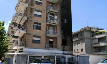 LATINA: INCENDIO IN VIA ISONZO, FIAMME AVVOLGONO UN PALAZZO. 10 FAMIGLIE EVACUATR
