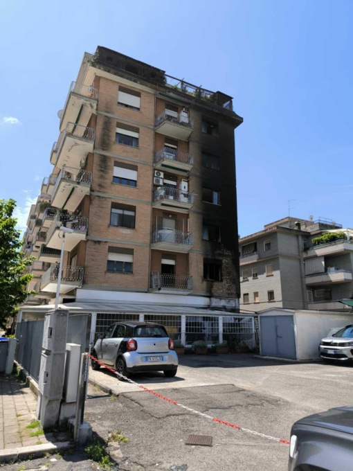 LATINA: INCENDIO IN VIA ISONZO, FIAMME AVVOLGONO UN PALAZZO. 10 FAMIGLIE EVACUATR