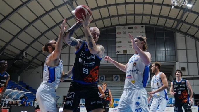 BASKET A2: BENACQUISTA LATINA QUASI SPACCIATA