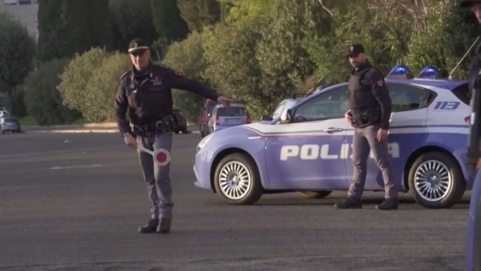 ROMA: UOMO TROVATO IN STRADA ACCOLTELLATO