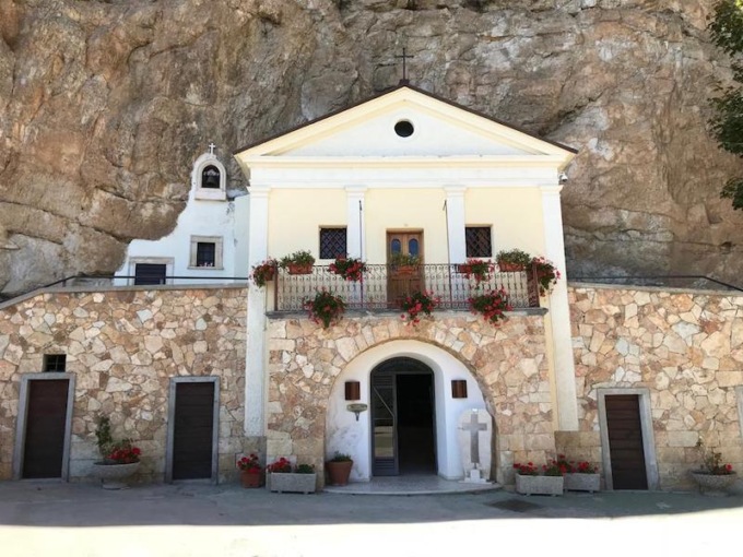 VALLEPIETRA: MASSO DALLA MONTAGNA, SANTUARIO CHIUSO