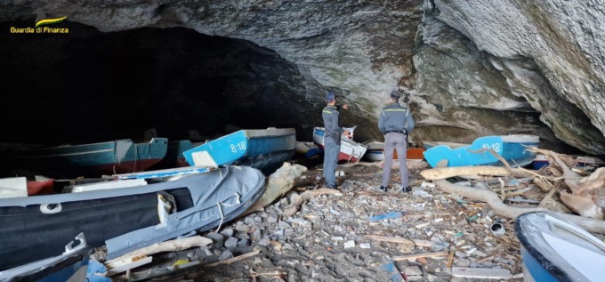 PONZA: LA GROTTA DEI MORTI TRASFORMATA IN DISCARICA