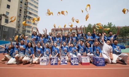 Cina: Pechino, alunni posano per foto ricordo del diploma (1)