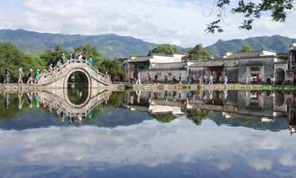 Cina: Anhui, turismo nel villaggio di Hongcun (1)
