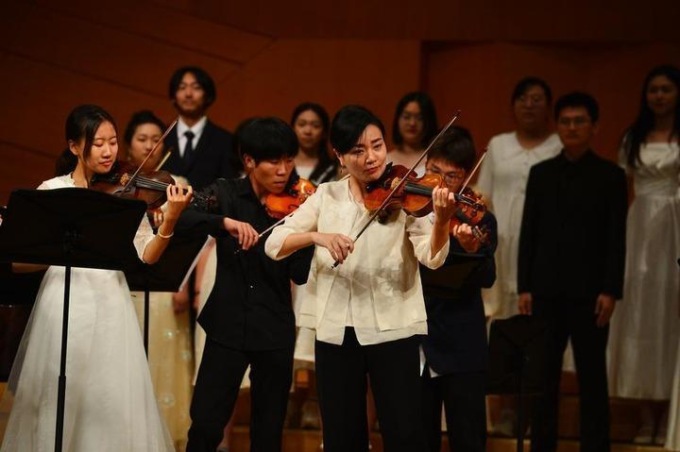 Cina: concerto di insegnanti, studenti a Qingdao per Festa delle Barche Drago