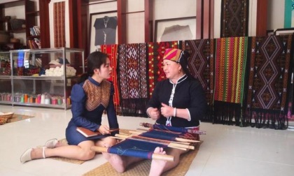 Cina: tecniche di broccato Li a Wuzhishan (1)