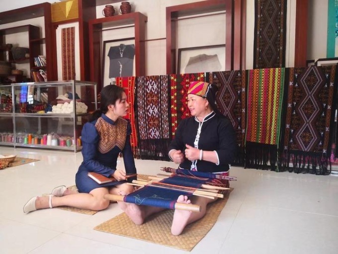 Cina: tecniche di broccato Li a Wuzhishan (1)