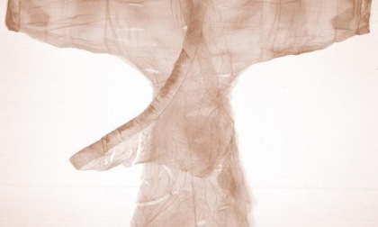 Antica veste cinese “leggera come il fumo” in mostra a fianco di capolavori italiani