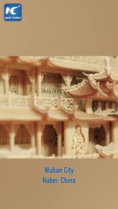 Cina: delicato intaglio di navi in legno a Wuhan