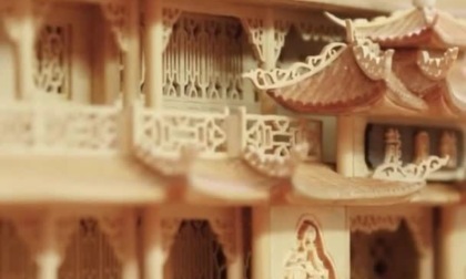 Cina: delicato intaglio di navi in legno a Wuhan