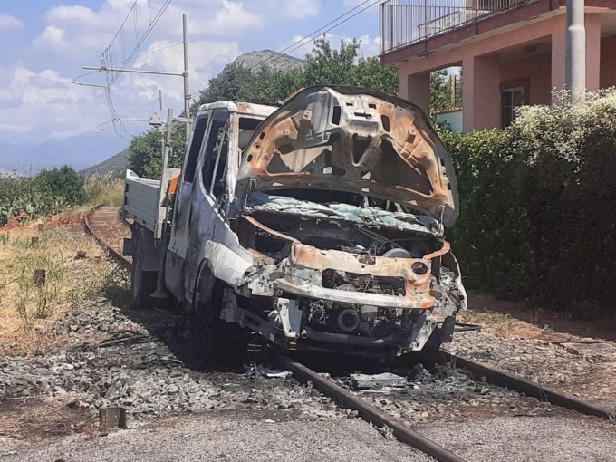 TERRACINA: CAMIONCINO IN FIAMME IN ZONA LA FIORA