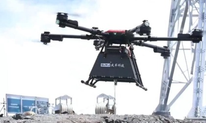 Cina: droni consegnano cibo a operai elettrici su tralicci alti 70 metri