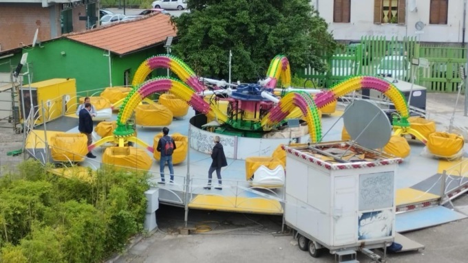 FROSINONE: CADE DALLA GIOSTRA, È IN COMA