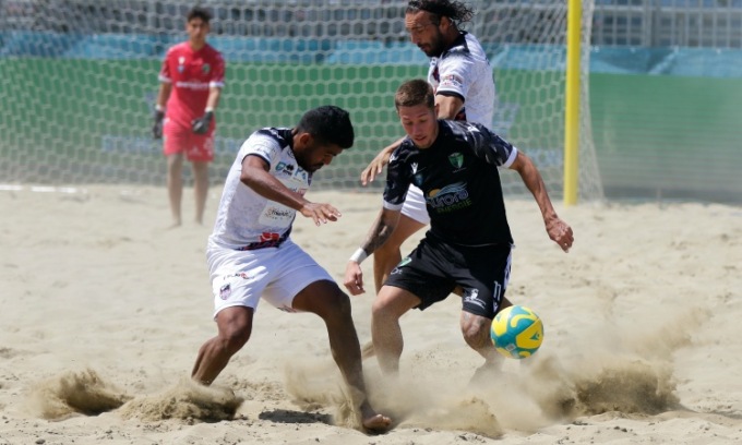BEACH SOCCER: INIZIATA LA STAGIONE. SPETTACOLO A VIAREGGIO.