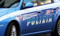 Beccati durante il furto in appartamento, speronano l'auto della polizia