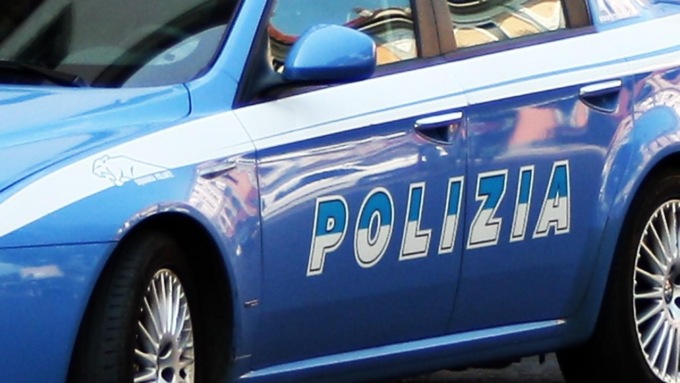 Beccati durante il furto in appartamento, speronano l’auto della polizia