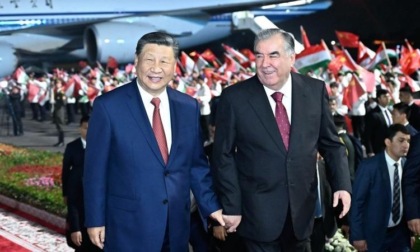 Tagikistan: Xi salutato dal presidente Rahmon all’aeroporto al termine della visita di Stato