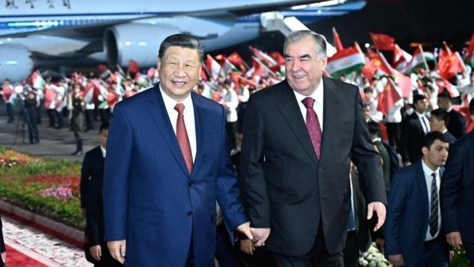 Tagikistan: Xi salutato dal presidente Rahmon all’aeroporto al termine della visita di Stato