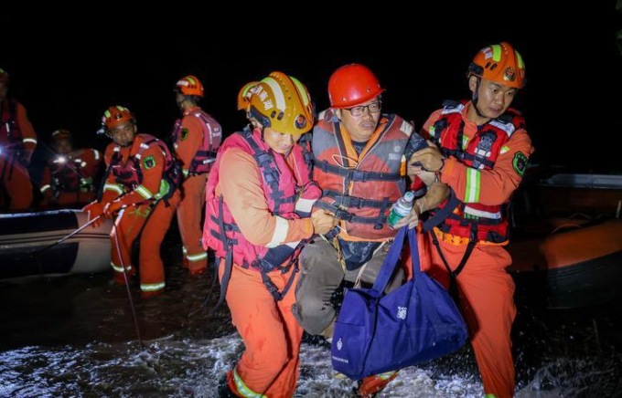 Cina: attività di soccorso dopo la rottura di un argine nello Hunan