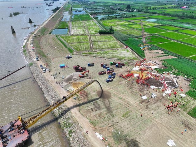 Cina: Hunan, addetti lavorano su argine per limitare effetto piping (1)