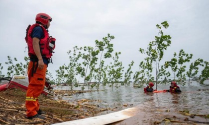 Cina: Hunan, addetti drenano acqua alluvionale in diga lago Dongting