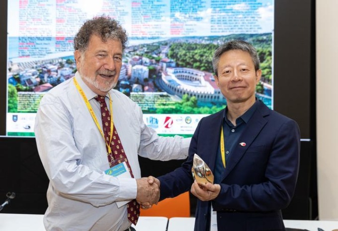 Italia: Pescara, radioastronomo cinese riceve premio Marcel Grossmann (1)