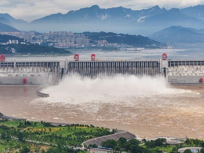 Cina: scarico dell’acqua presso la diga delle Tre Gole