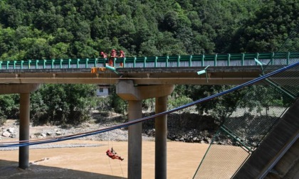 Cina: operazioni di soccorso presso il ponte crollato nello Shaanxi