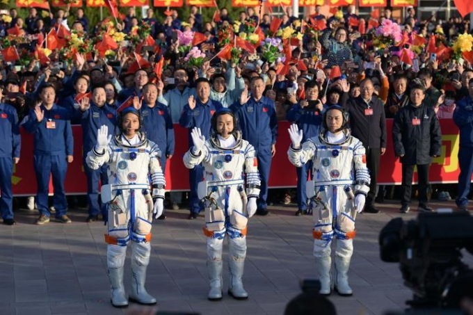 Cina: astronauti della missione Shenzhou-17 insigniti di medaglie