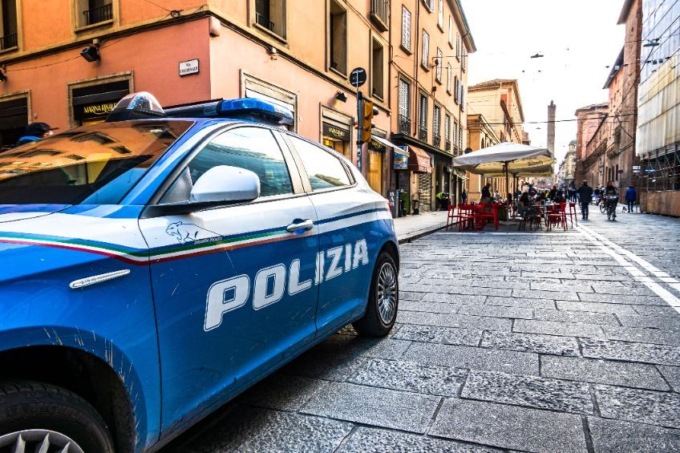 ROMA: CALCI E PUGNI ALLA MOGLIE, ARRESTATO